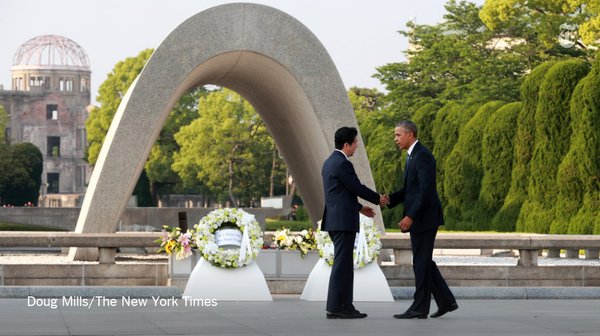 Pres._Obama_&_PM_Abe_at_Hiroshima_Peac_Park-20160527.jpg (51726 bytes)